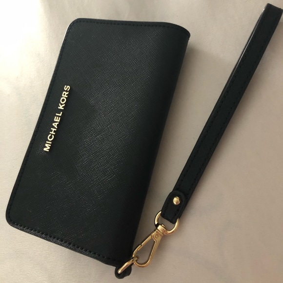 Michael Kors Handbags - Michael Kors Wristlet